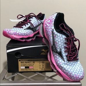 NWB Mizuno Women’s Wave Prophecy 3 Running Shoes.